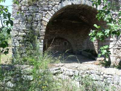 Il primo particolare che cattura la nostra attenzione � il grande arco del locale adiacente l'edificio, probabilmente usato un tempo per macinare l'uva